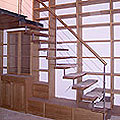 Treppe aus Edelstahl und Holz