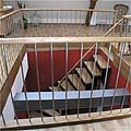 Treppe mit Wangen aus Stahl, Geländer aus Edelstahlrohren und  Handlauf aus Buchenholz